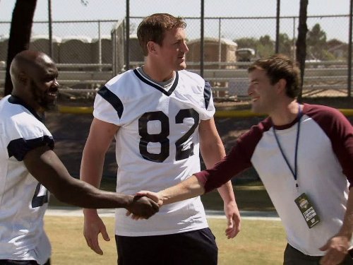 Still of Mark Duplass and J.J. Watt in The League (2009)