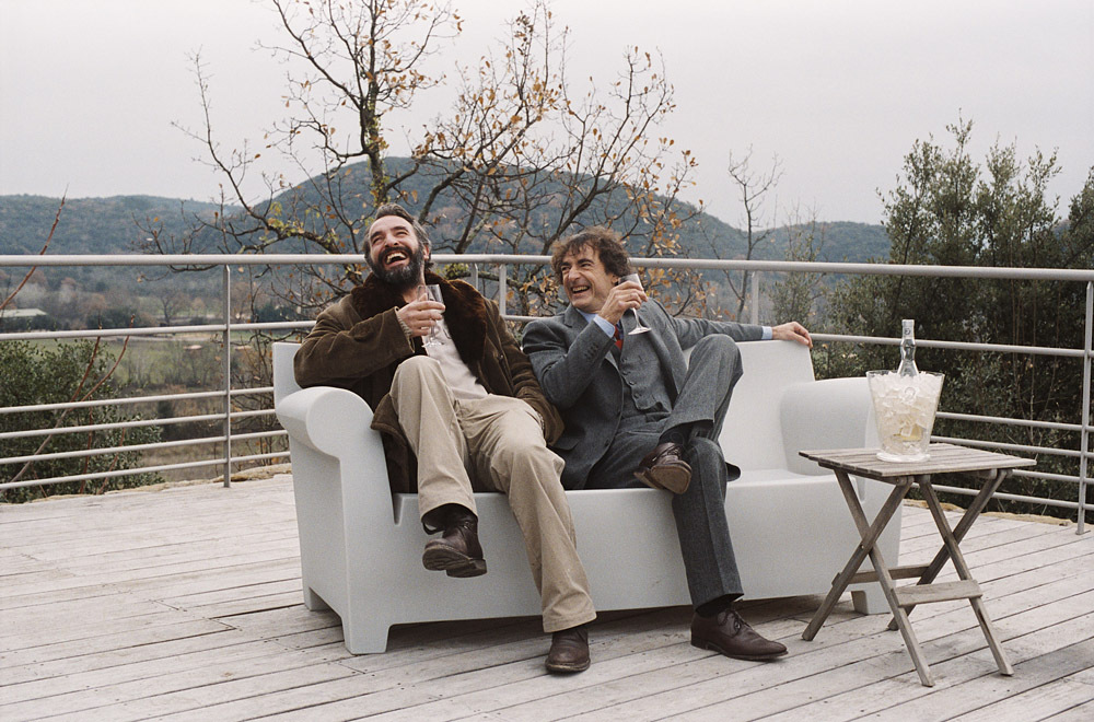 Still of Jean Dujardin and Albert Dupontel in Le bruit des glaçons (2010)
