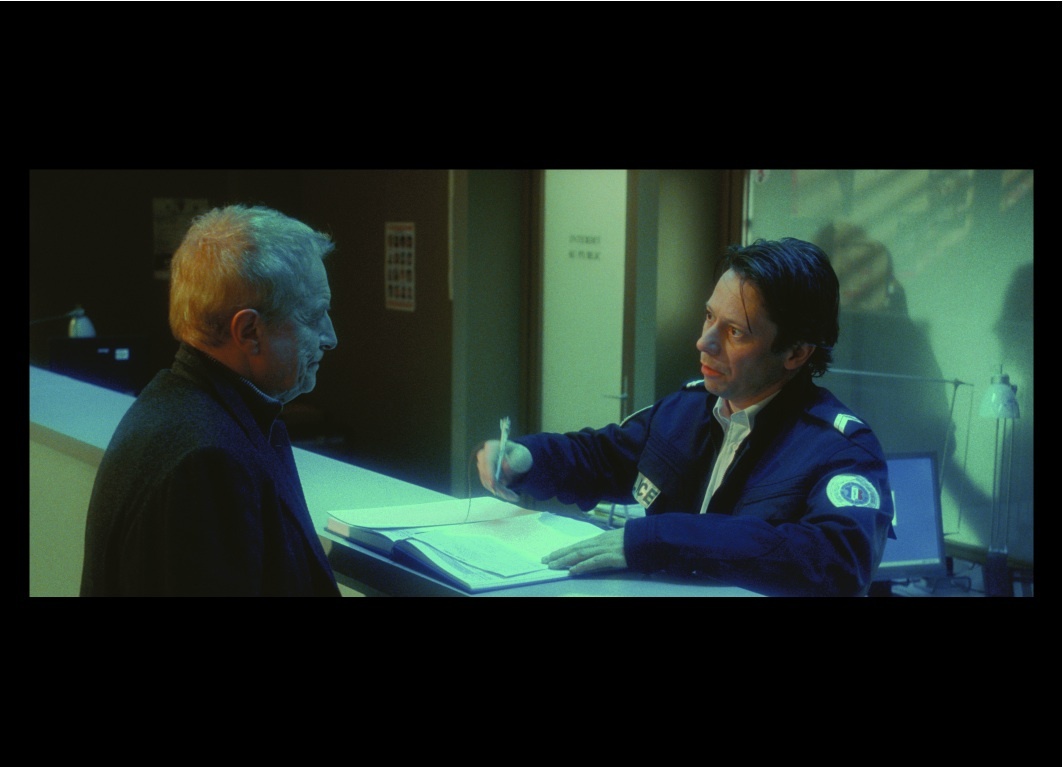 Still of Mathieu Amalric and André Dussollier in Les herbes folles (2009)