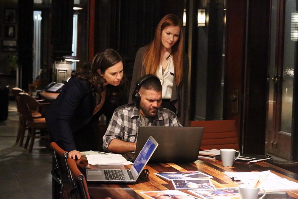 Still of Guillermo Díaz, Darby Stanchfield and Katie Lowes in Scandal (2012)