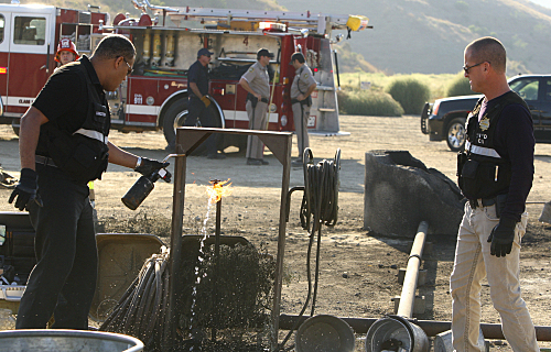 Still of Laurence Fishburne and George Eads in CSI kriminalistai (2000)