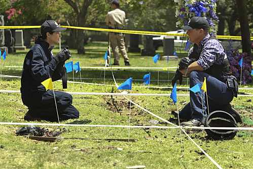 Still of George Eads and Sienna Guillory in CSI kriminalistai (2000)