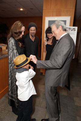 Brad Pitt, Clint Eastwood, Angelina Jolie, Dina Eastwood and Maddox Jolie-Pitt at event of Nenugalimas (2009)