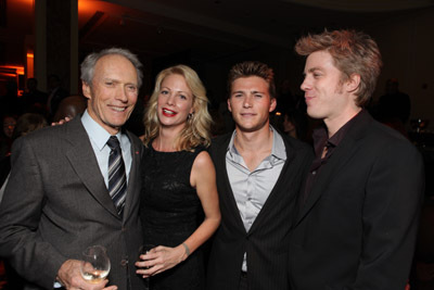 Clint Eastwood, Alison Eastwood, Kyle Eastwood and Scott Eastwood at event of Nenugalimas (2009)