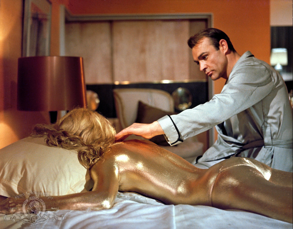 Still of Sean Connery and Shirley Eaton in Auksapirstis (1964)