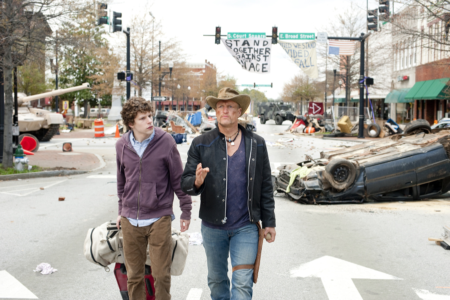 Still of Woody Harrelson and Jesse Eisenberg in Zombiu zeme (2009)