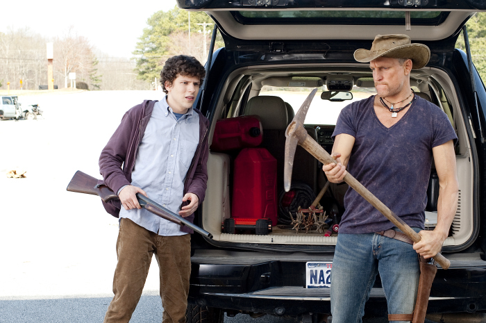 Still of Woody Harrelson and Jesse Eisenberg in Zombiu zeme (2009)