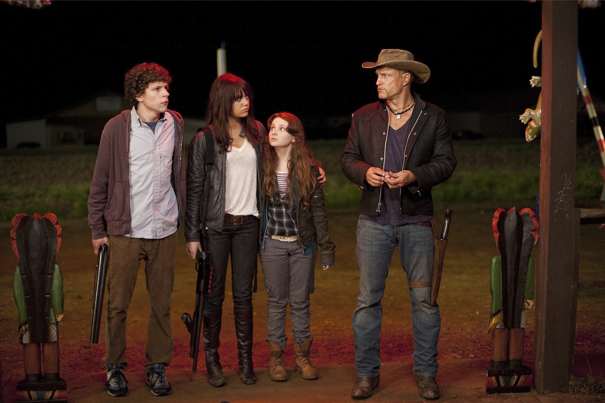 Still of Woody Harrelson, Jesse Eisenberg, Abigail Breslin and Emma Stone in Zombiu zeme (2009)