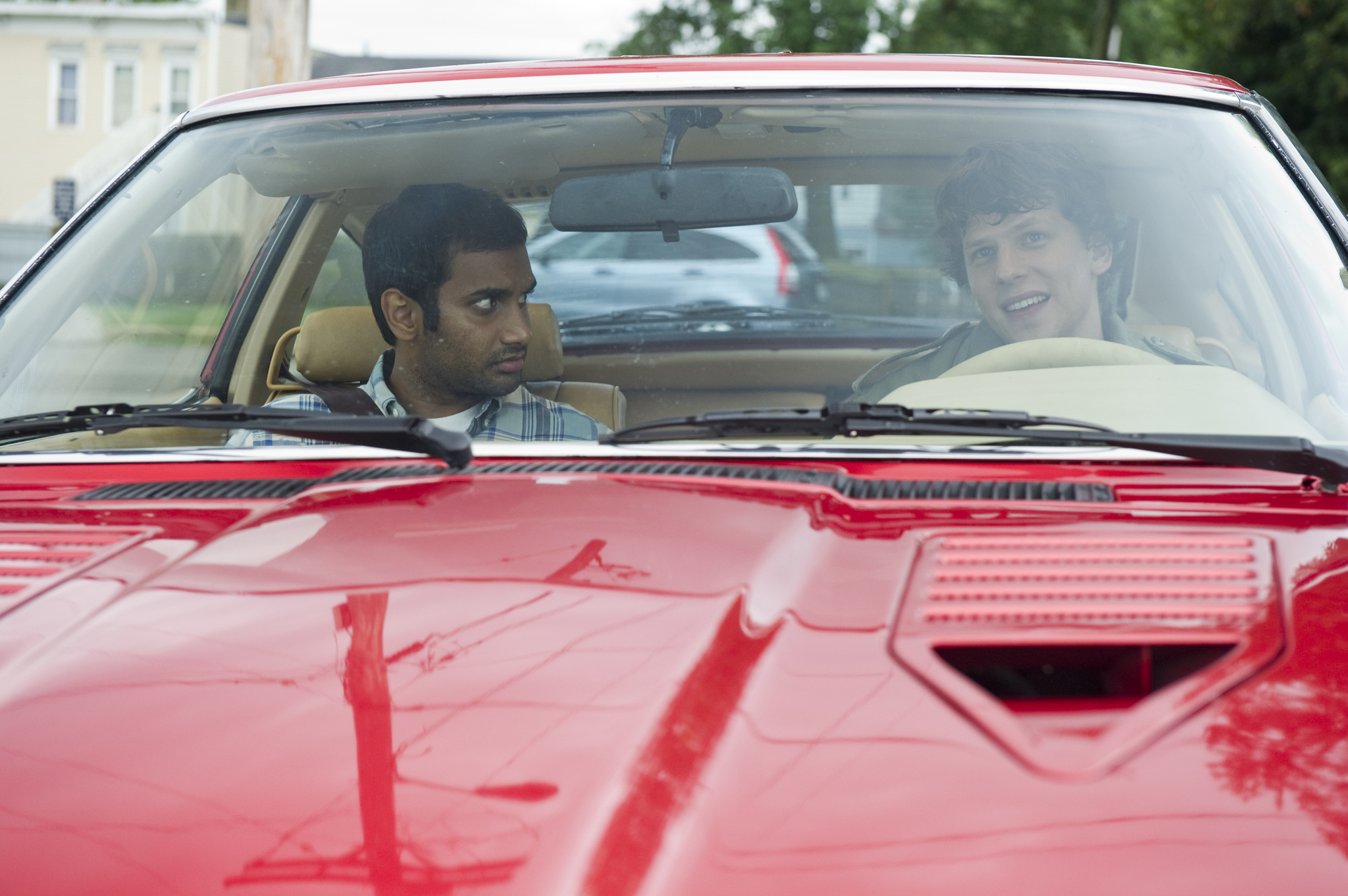 Still of Jesse Eisenberg and Aziz Ansari in 30 Minutes or Less (2011)