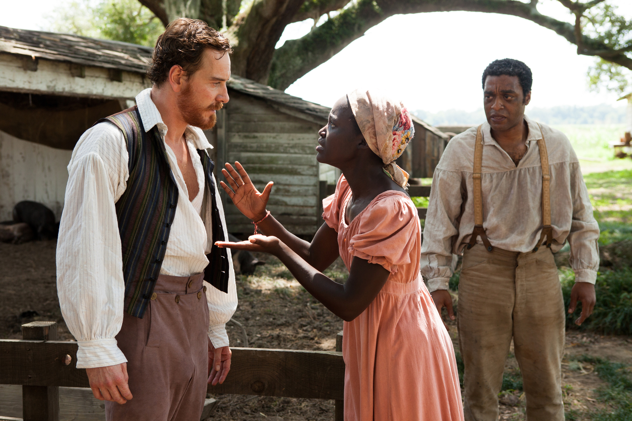 Still of Chiwetel Ejiofor, Michael Fassbender and Lupita Nyong'o in 12 vergoves metu (2013)