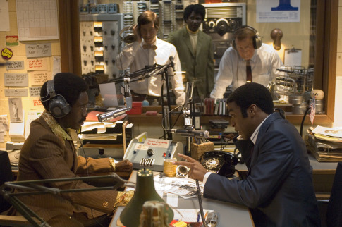 Still of Don Cheadle and Chiwetel Ejiofor in Talk to Me (2007)