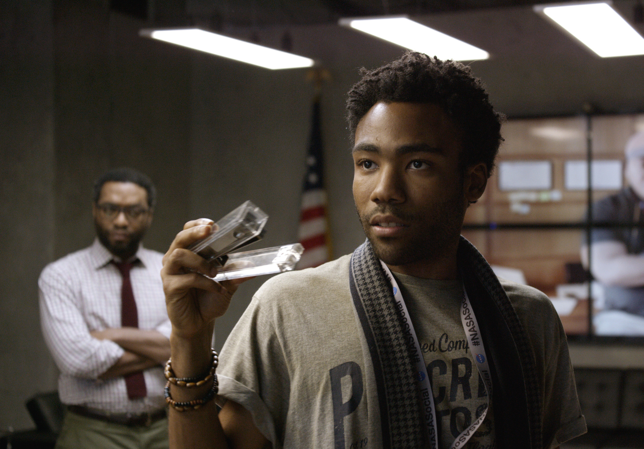 Still of Chiwetel Ejiofor and Donald Glover in Marsietis (2015)