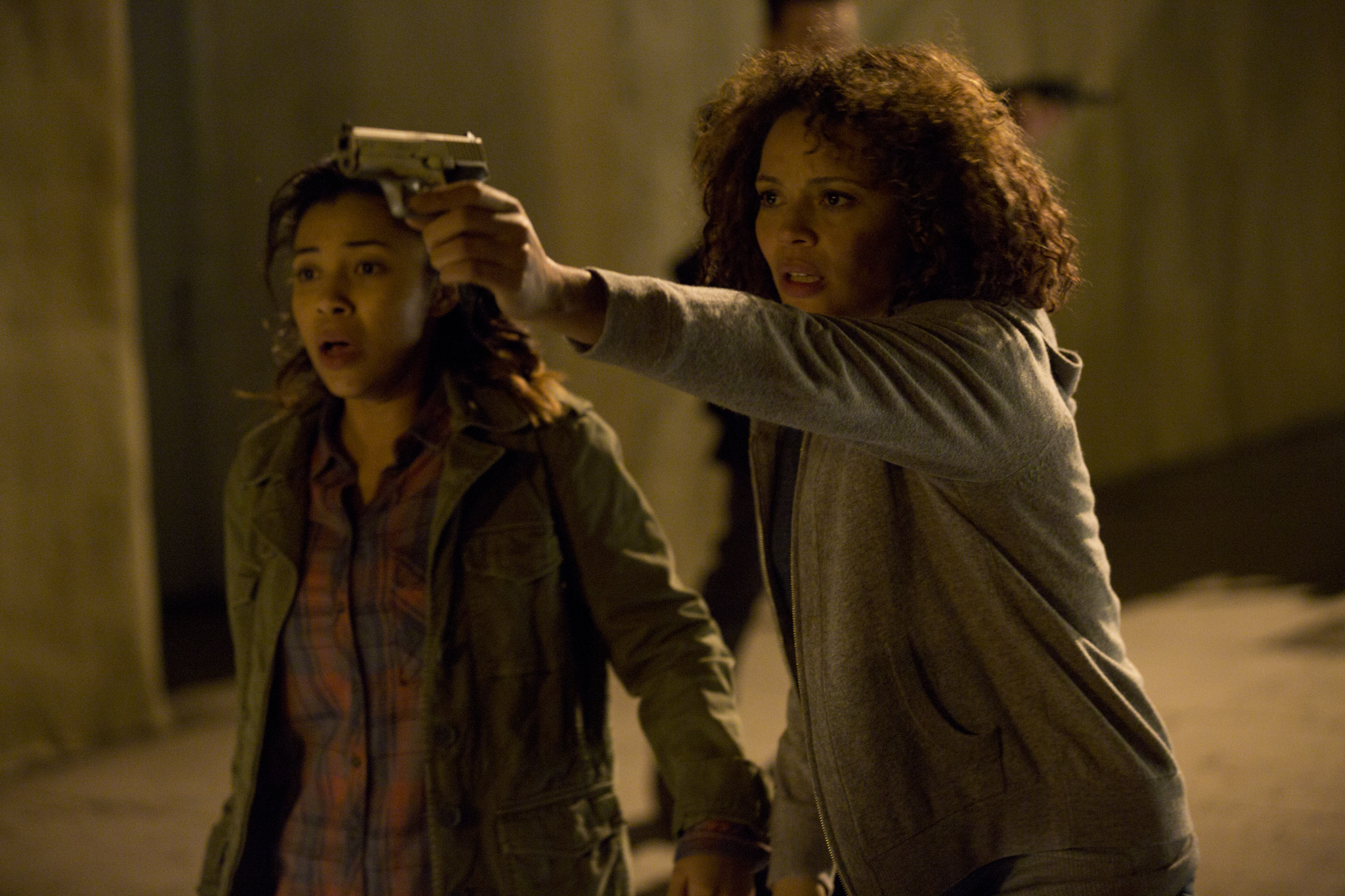 Still of Carmen Ejogo and Zoë Soul in Isvalymas: anarchija (2014)