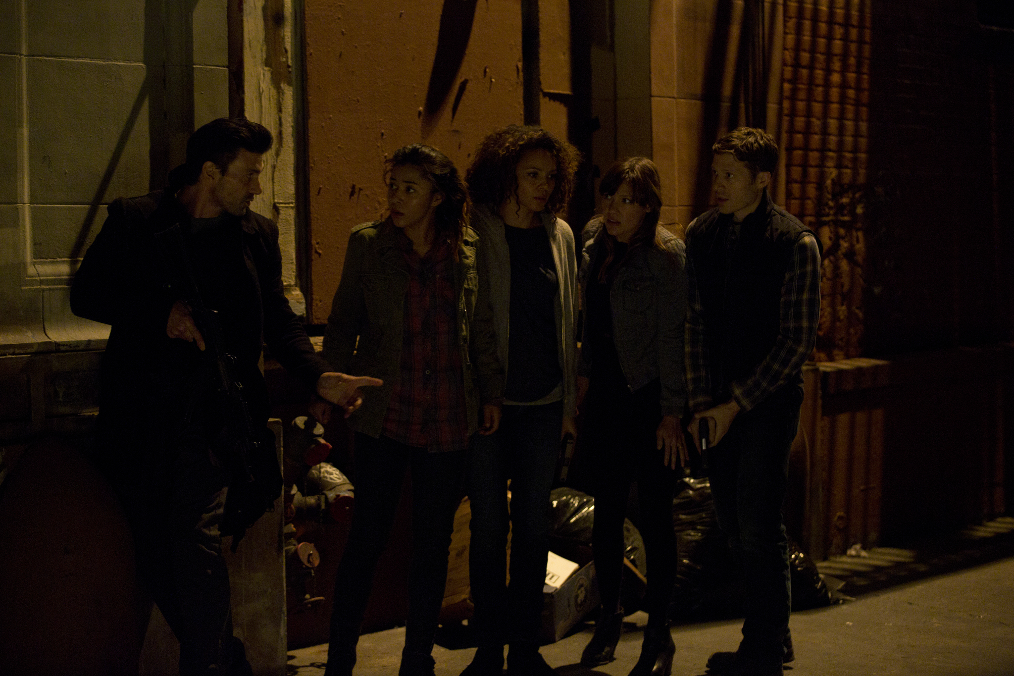 Still of Carmen Ejogo, Frank Grillo, Kiele Sanchez, Zach Gilford and Zoë Soul in Isvalymas: anarchija (2014)