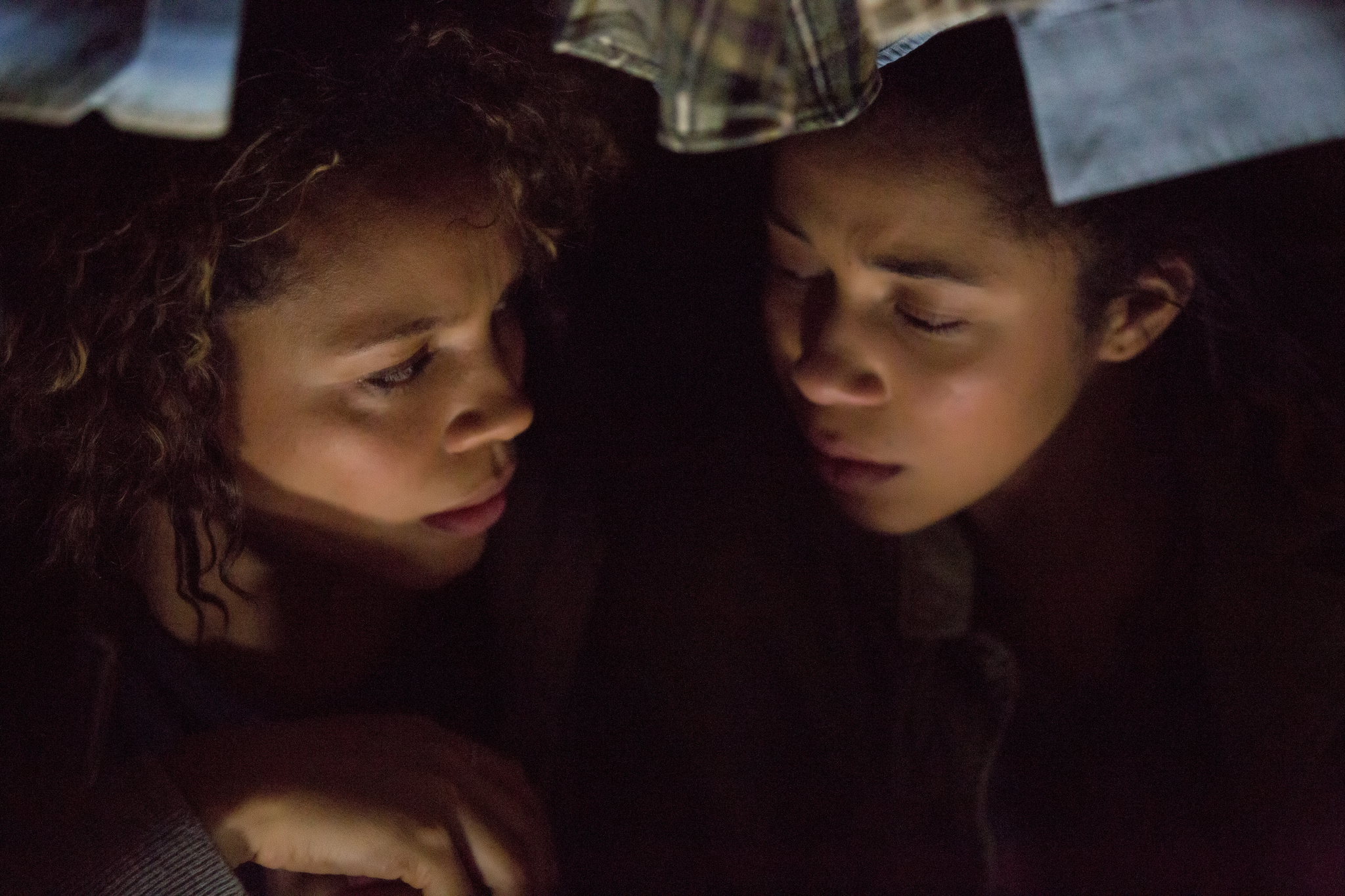 Still of Carmen Ejogo and Zoë Soul in Isvalymas: anarchija (2014)