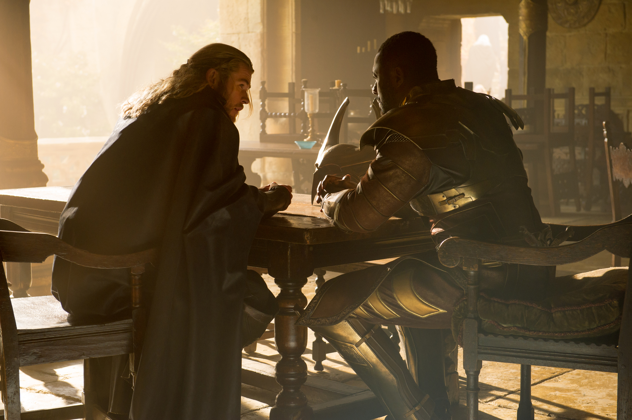 Still of Idris Elba and Chris Hemsworth in Toras: Tamsos pasaulis (2013)