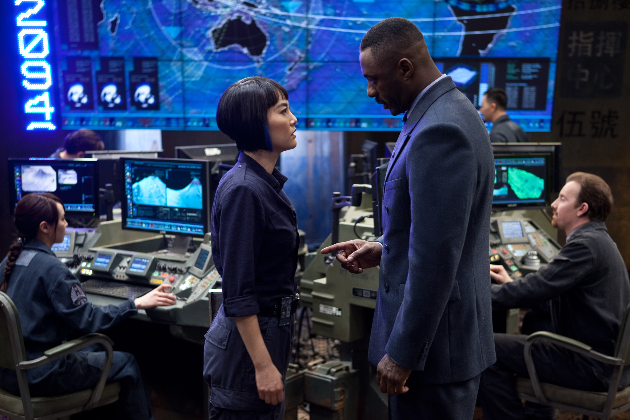 Still of Idris Elba and Rinko Kikuchi in Ugnies ziedas (2013)