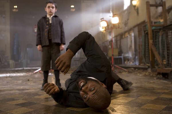 Still of Idris Elba and Ethan Cutkosky in Prakeiksmas (2009)