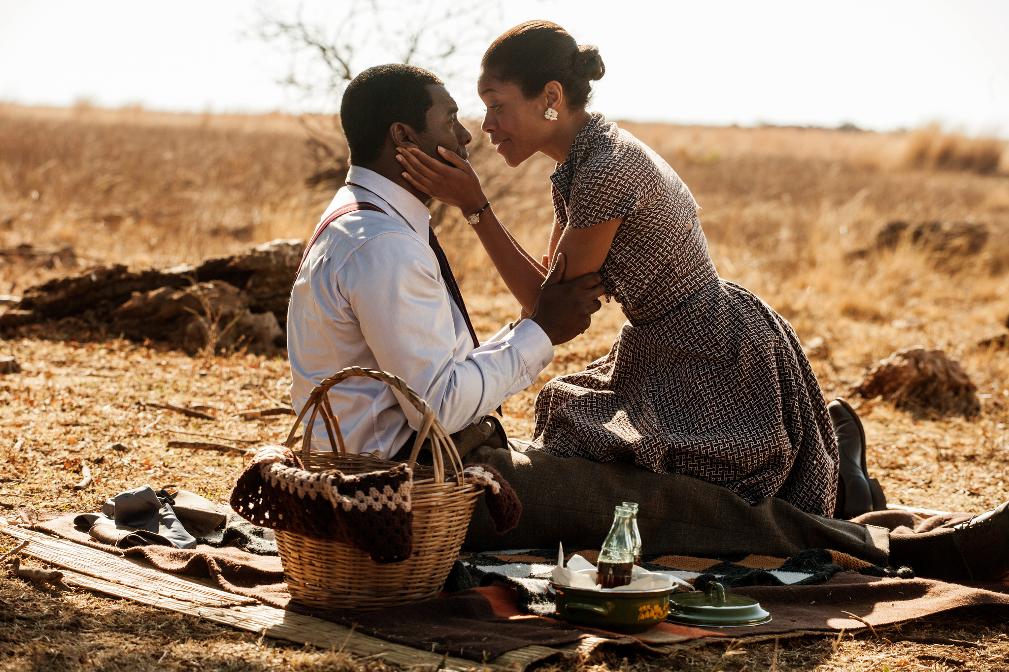 Still of Idris Elba and Naomie Harris in Mandela: ilgas kelias i laisve (2013)