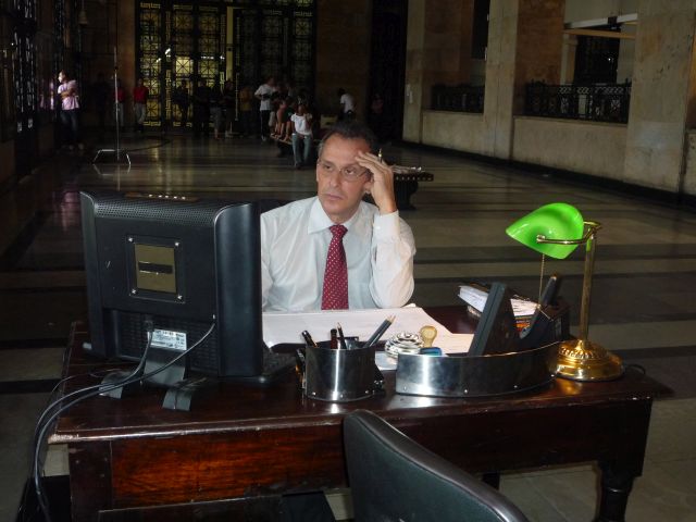 Murilo Elbas as Eduardo, Bank manager in 