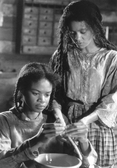Still of Kimberly Elise and Thandie Newton in Beloved (1998)