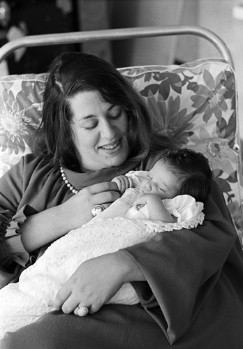 'Mama' Cass Elliot and her daughter Owen circa 1967