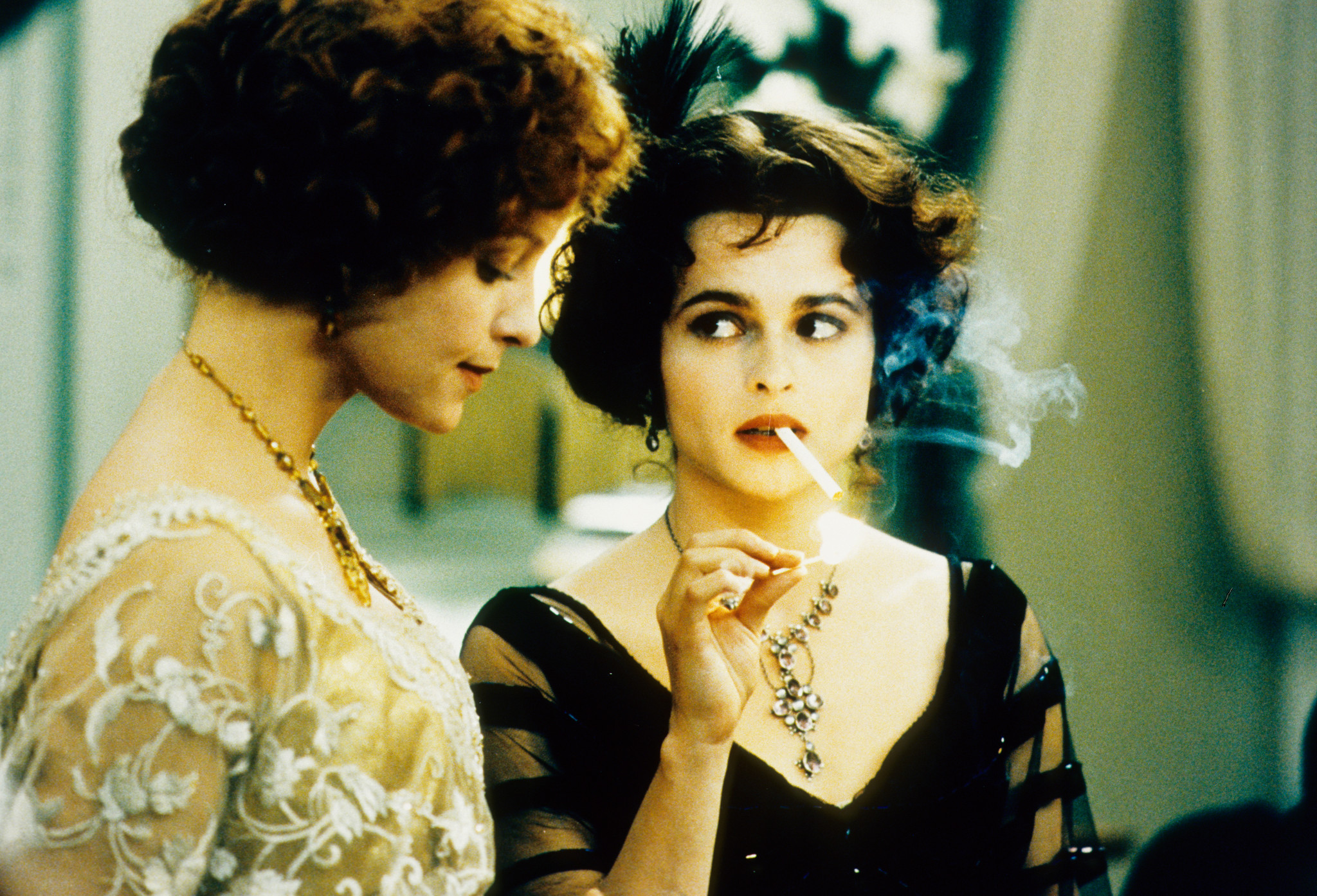 Still of Helena Bonham Carter and Alison Elliott in The Wings of the Dove (1997)