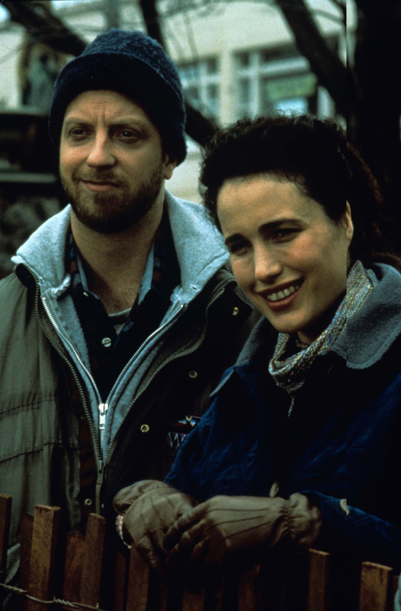 Still of Andie MacDowell and Chris Elliott in Svilpiko diena (1993)