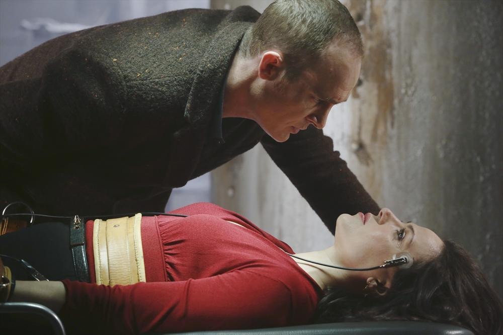 Still of Ethan Embry and Lana Parrilla in Once Upon a Time (2011)