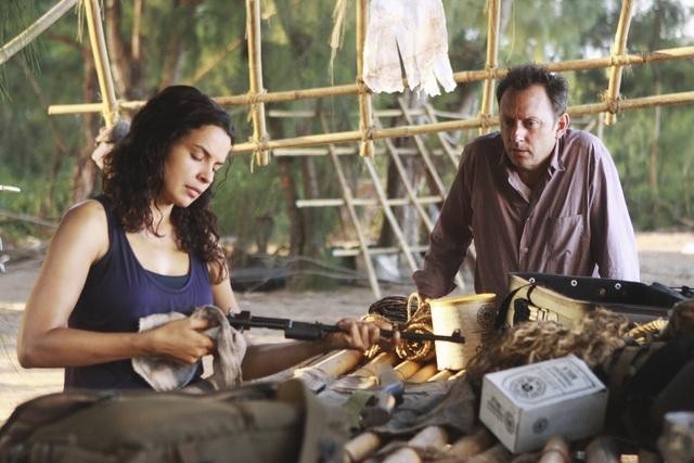 Still of Michael Emerson and Zuleikha Robinson in Dinge (2004)