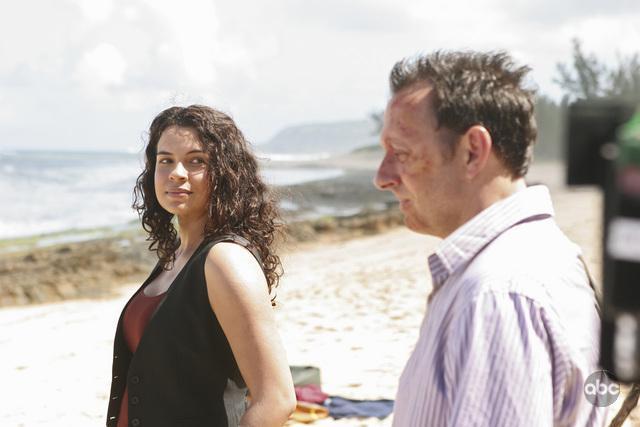 Still of Michael Emerson and Zuleikha Robinson in Dinge (2004)