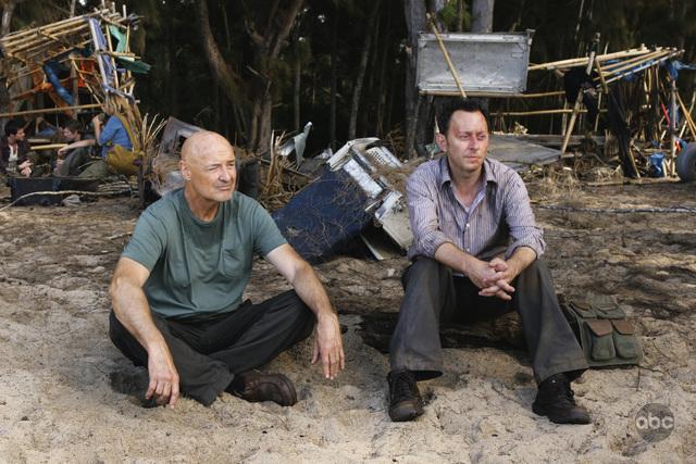 Still of Michael Emerson and Terry O'Quinn in Dinge (2004)