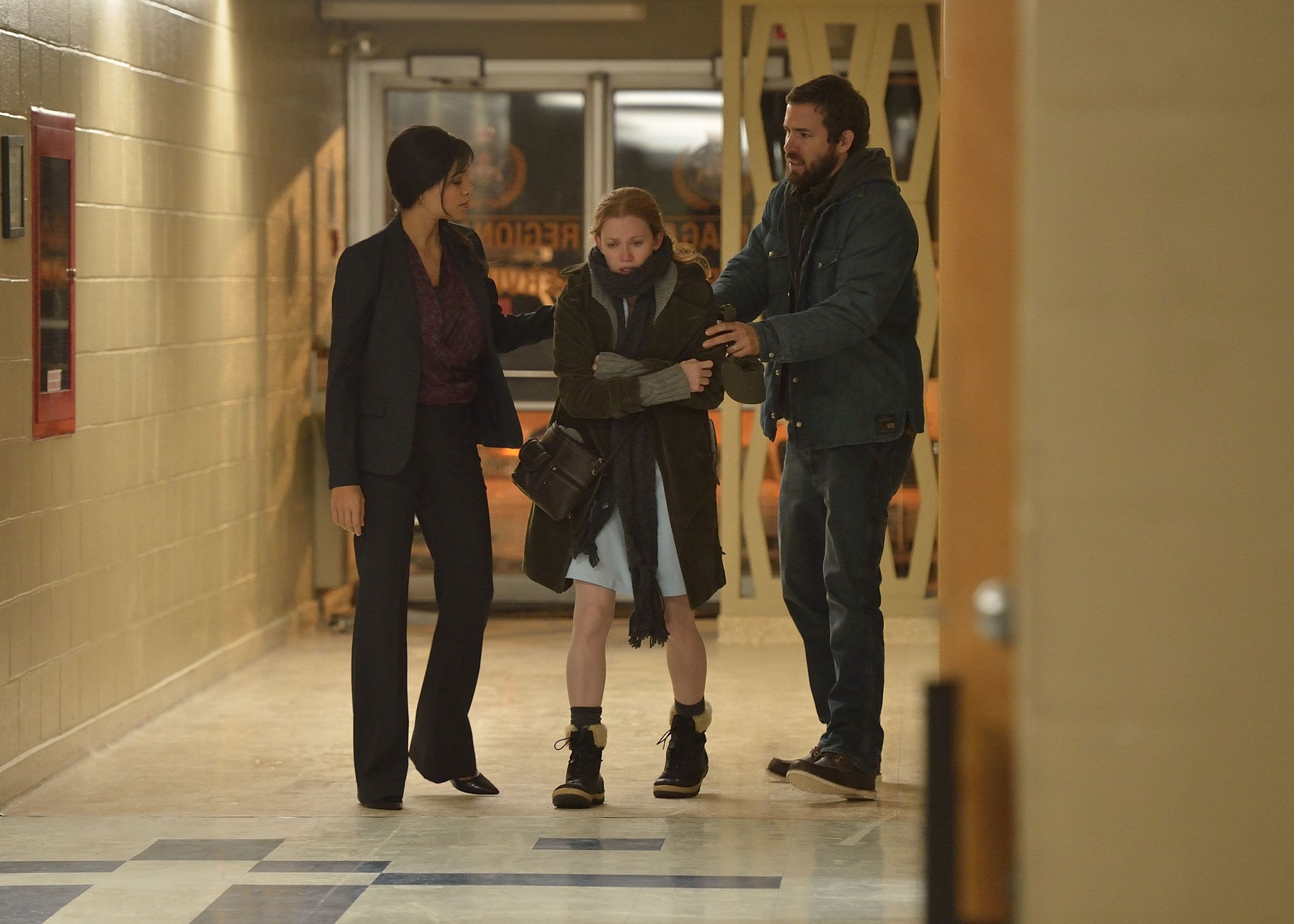 Still of Ryan Reynolds, Rosario Dawson and Mireille Enos in The Captive (2014)