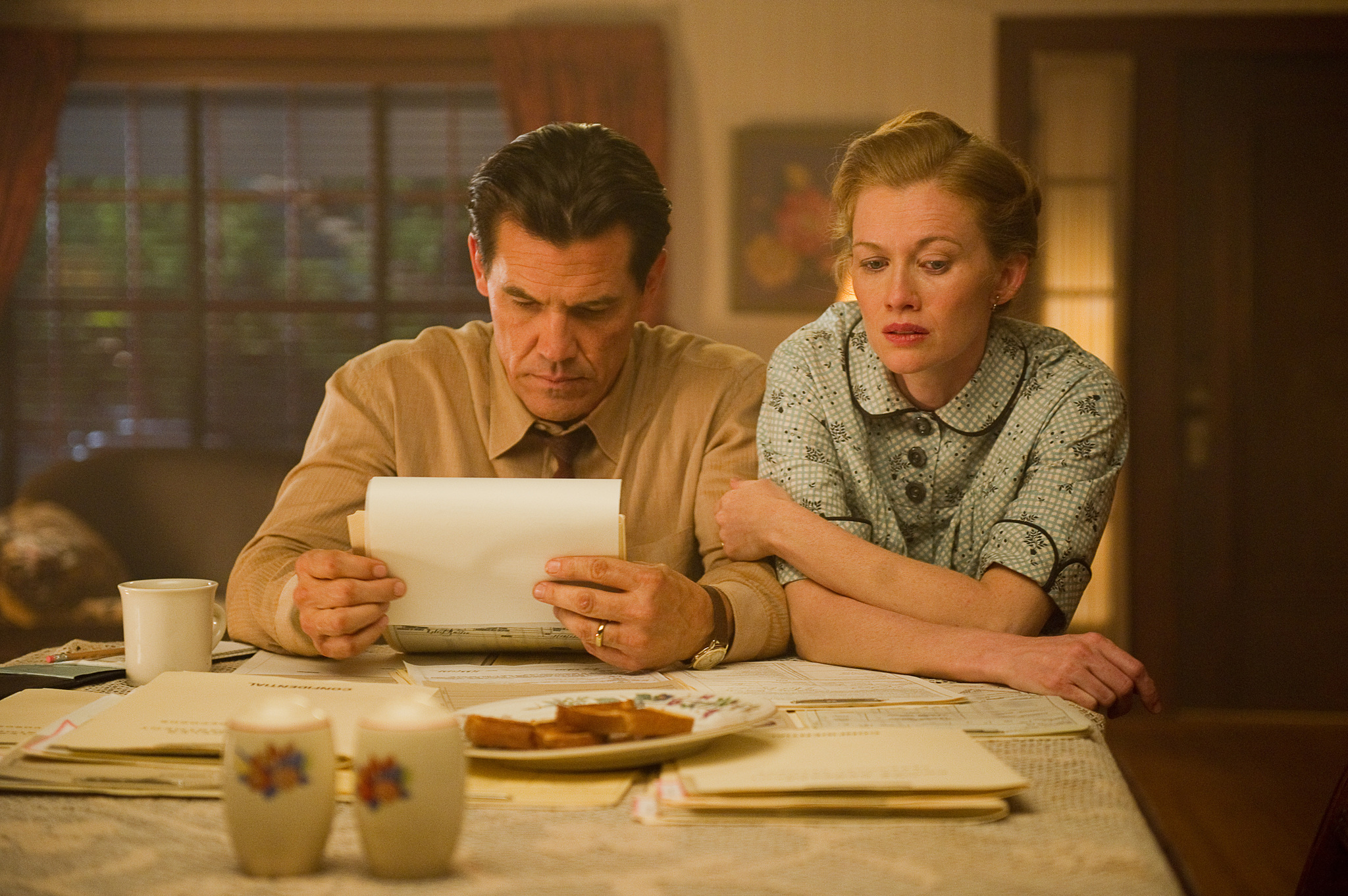 Still of Josh Brolin and Mireille Enos in Gangsteriu medziotojai (2013)