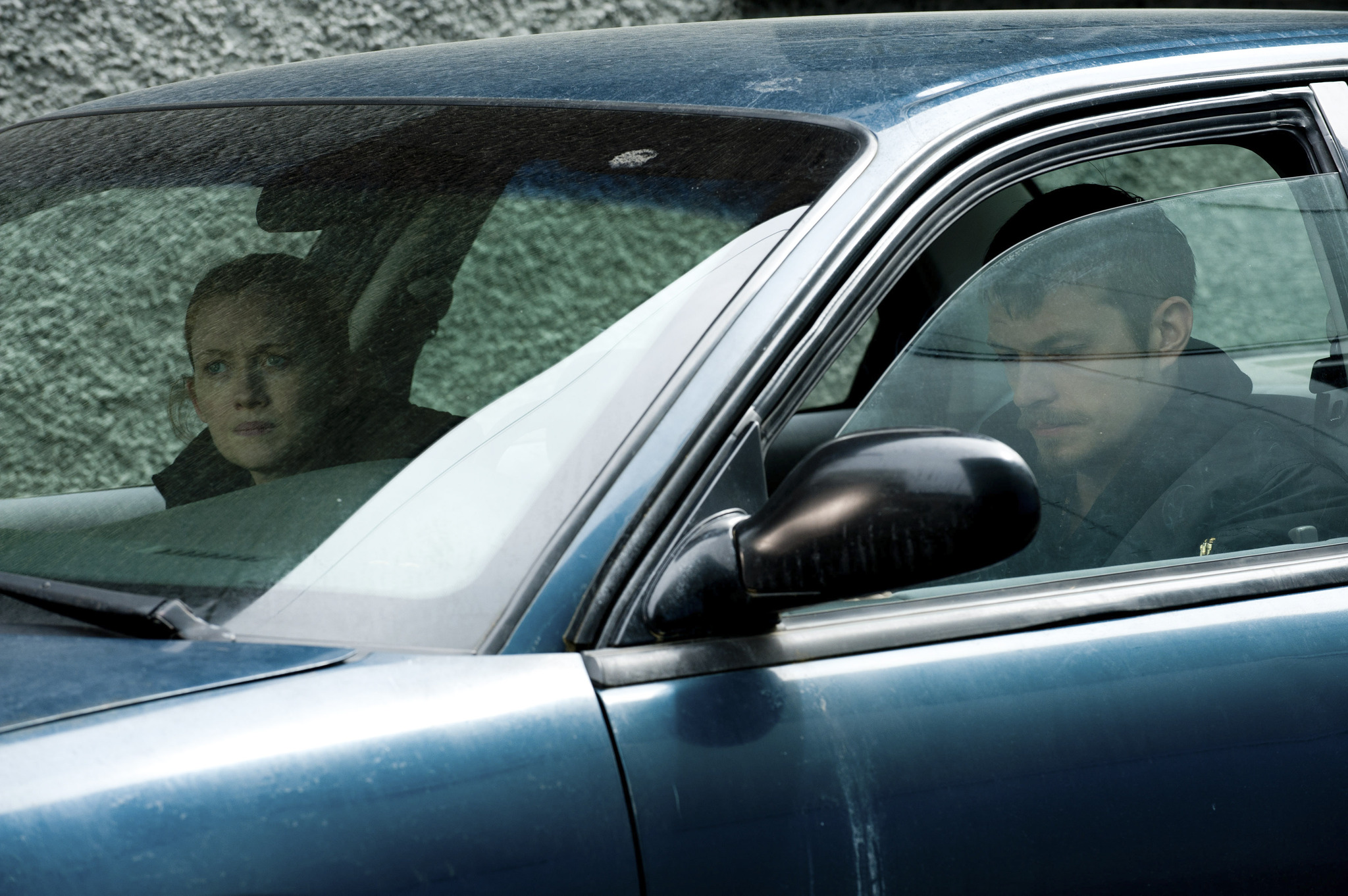 Still of Mireille Enos and Joel Kinnaman in Zmogzudyste (2011)