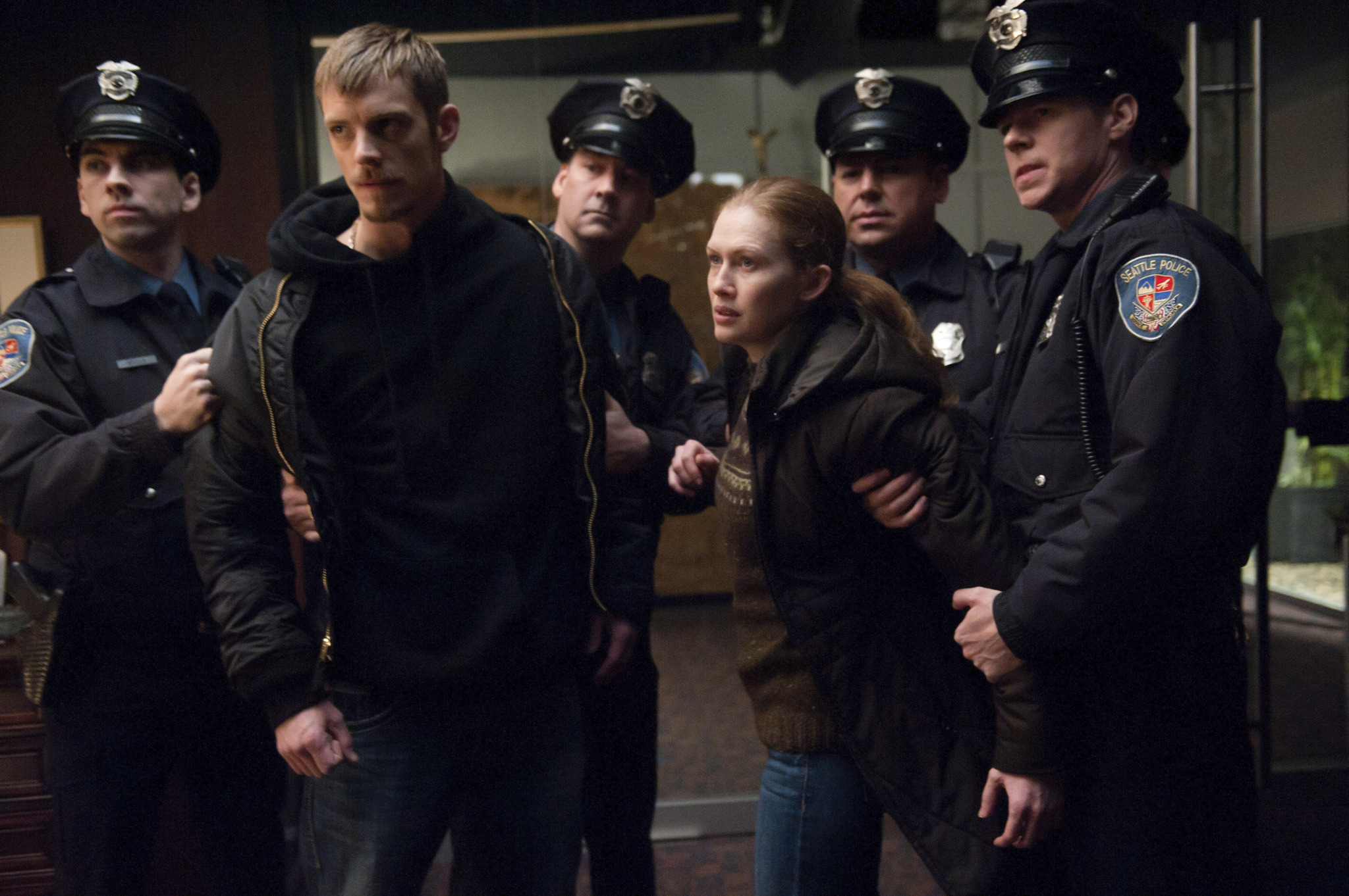 Still of Mireille Enos and Joel Kinnaman in Zmogzudyste (2011)