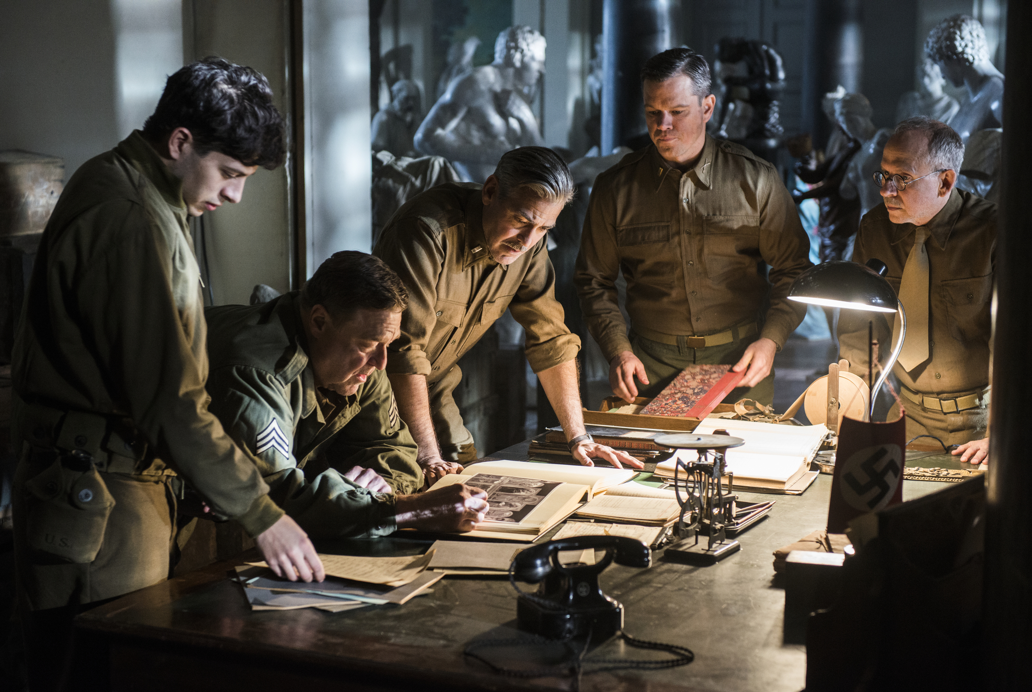 Still of George Clooney, Matt Damon, John Goodman, Bob Balaban and Sam Epstein in Brangenybiu medziotojai (2014)