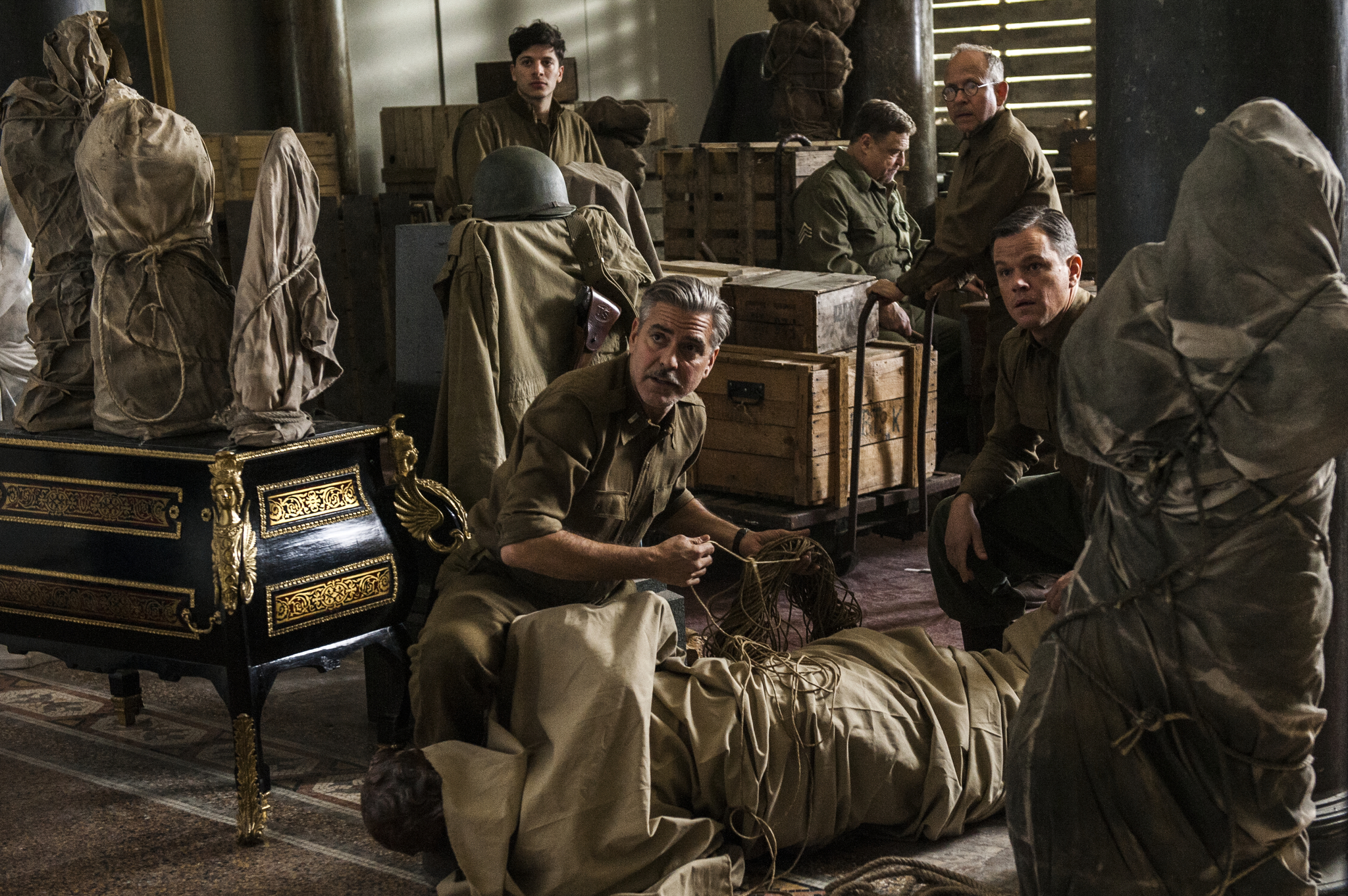 Still of George Clooney, Matt Damon, John Goodman, Bob Balaban and Sam Epstein in Brangenybiu medziotojai (2014)