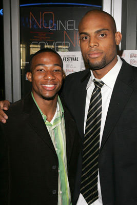 Arlen Escarpeta and Aric Avelino at event of American Gun (2005)