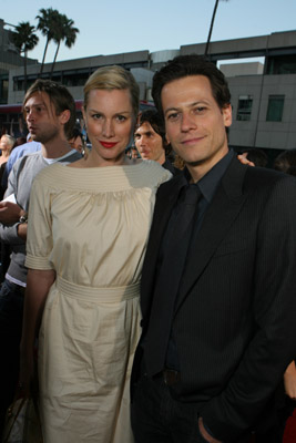 Alice Evans and Ioan Gruffudd at event of Sicko (2007)