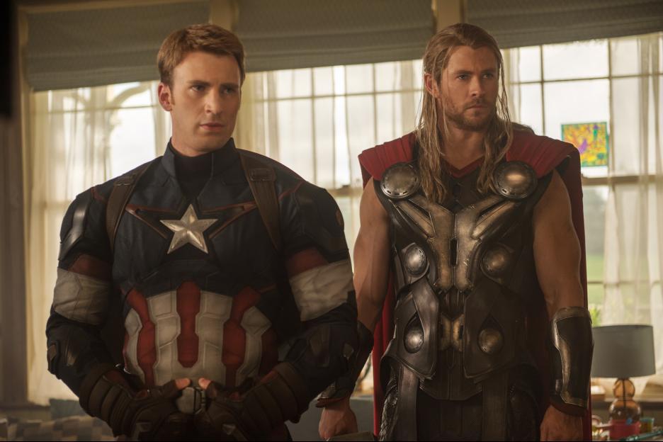 Still of Chris Evans and Chris Hemsworth in Kersytojai 2 (2015)