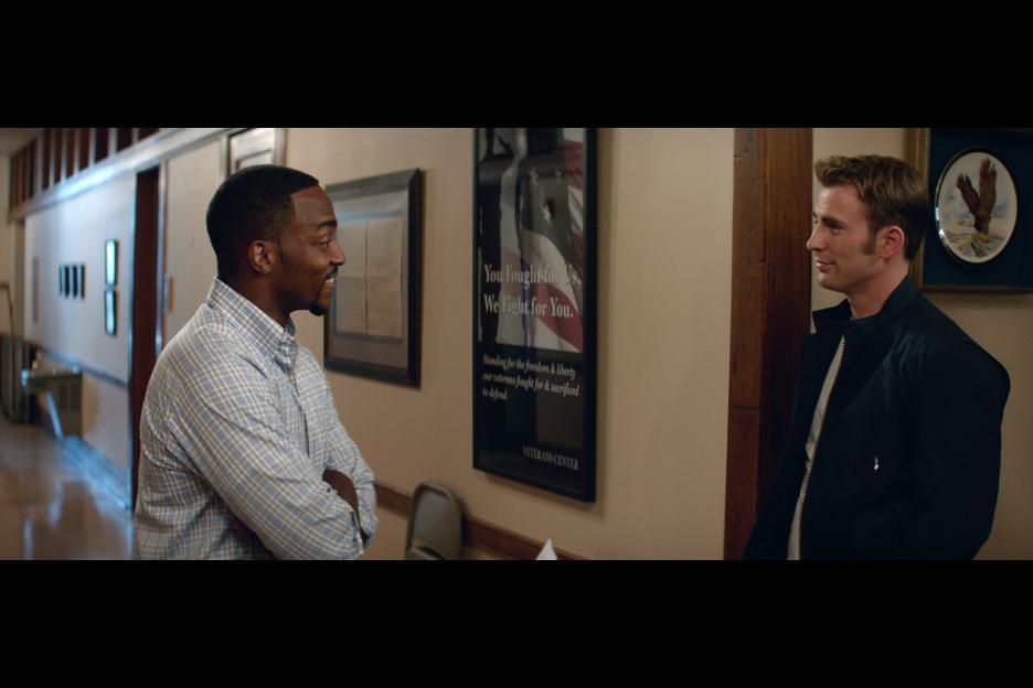 Still of Chris Evans and Anthony Mackie in Kapitonas Amerika: ziemos karys (2014)