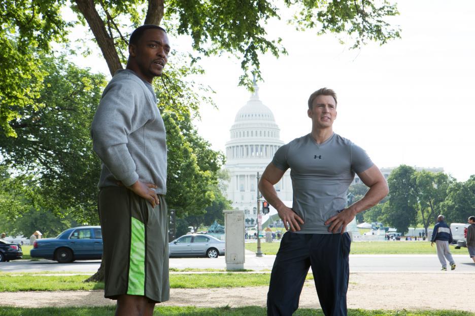 Still of Chris Evans and Anthony Mackie in Kapitonas Amerika: ziemos karys (2014)