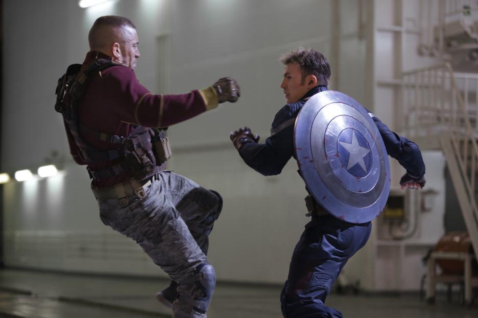 Still of Chris Evans and Georges St-Pierre in Kapitonas Amerika: ziemos karys (2014)