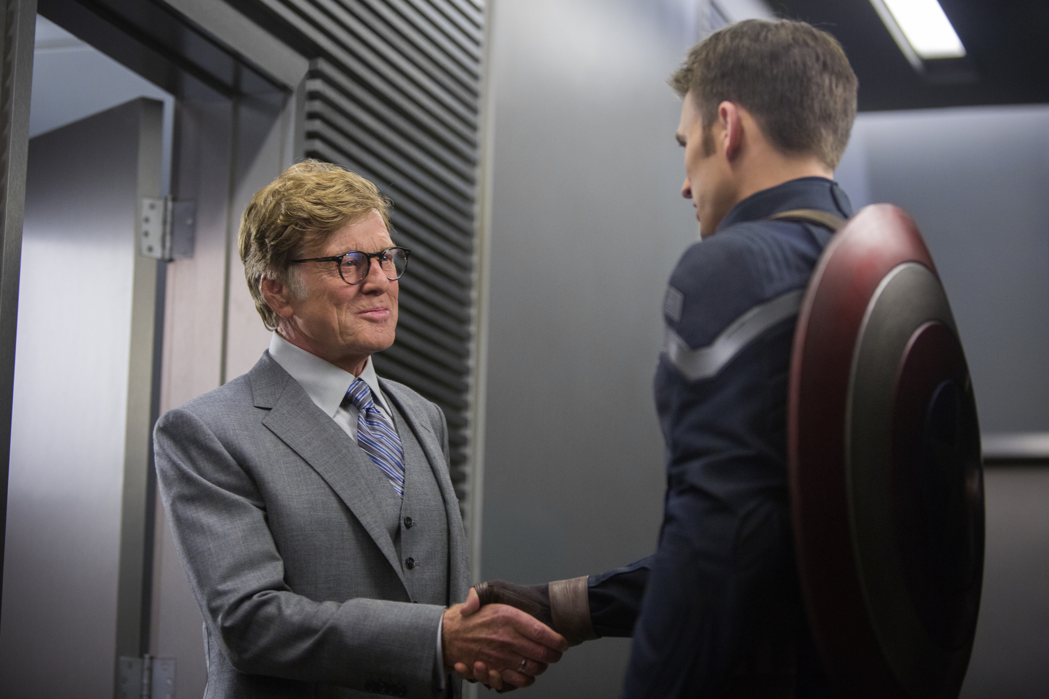 Still of Robert Redford and Chris Evans in Kapitonas Amerika: ziemos karys (2014)