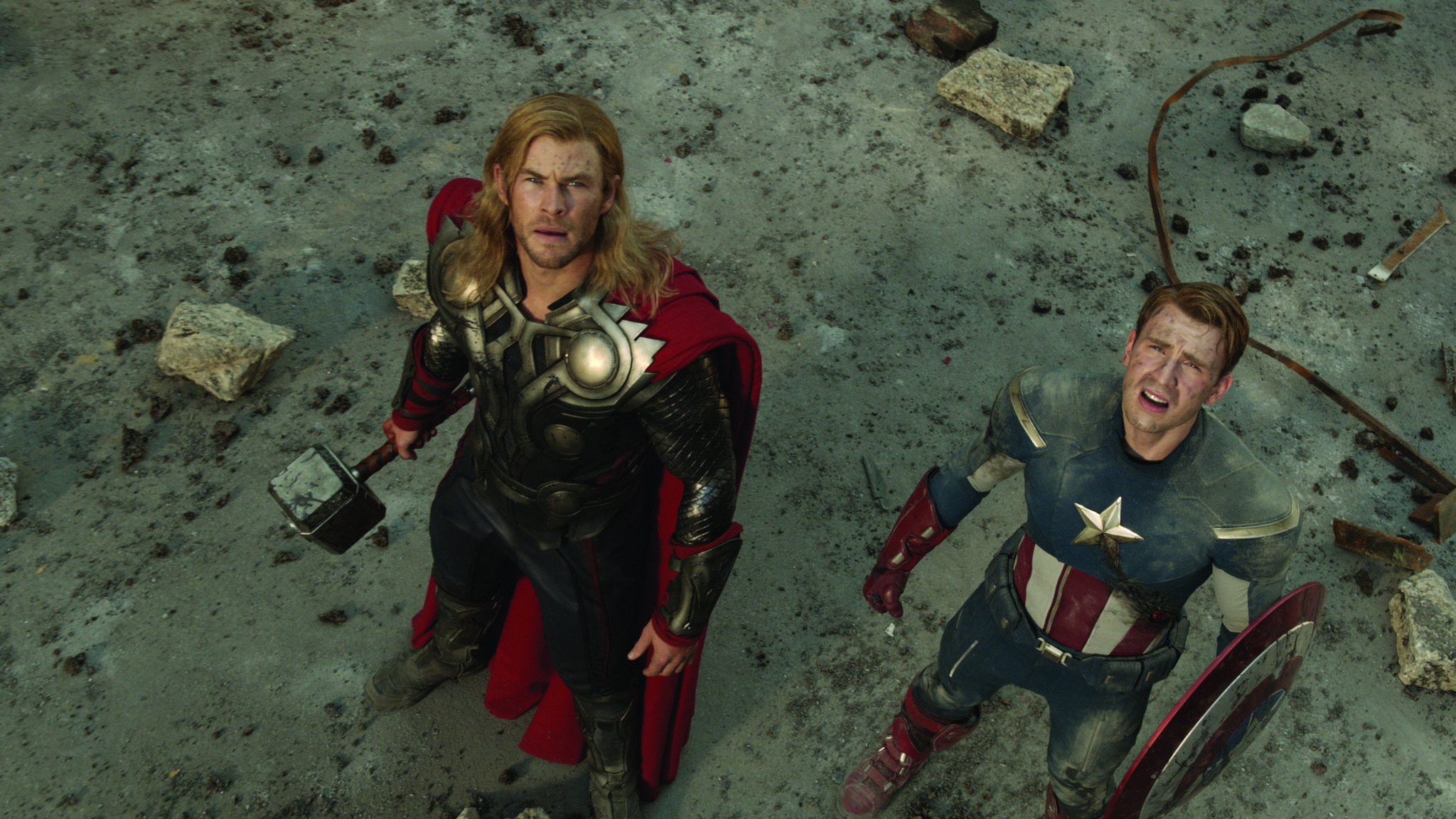 Still of Chris Evans and Chris Hemsworth in Kersytojai (2012)