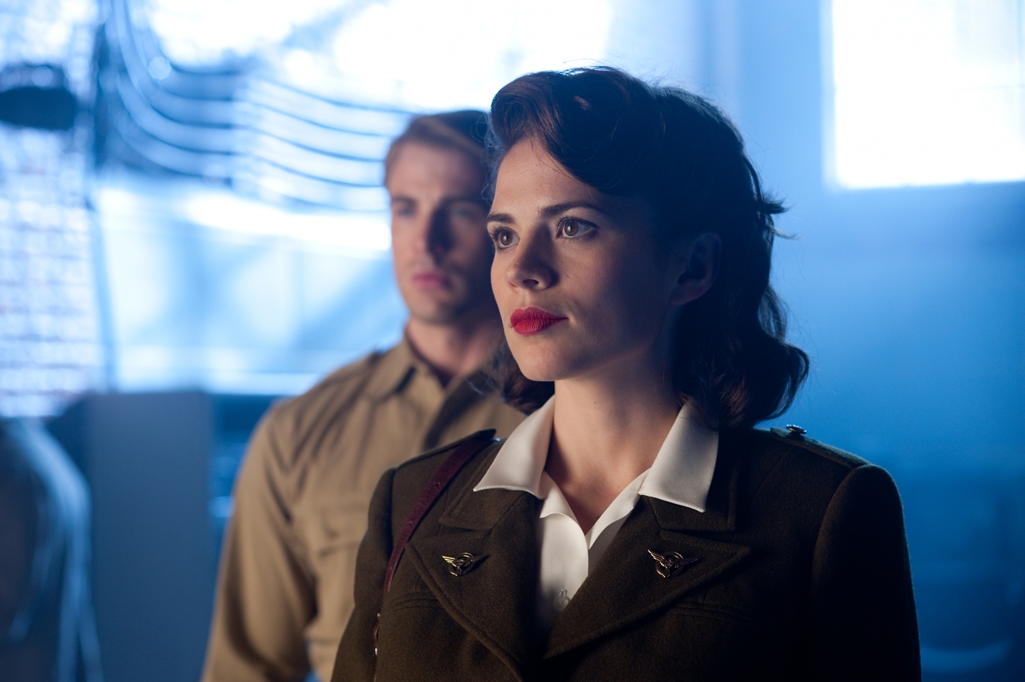 Still of Chris Evans and Hayley Atwell in Kapitonas Amerika: pirmasis kersytojas (2011)