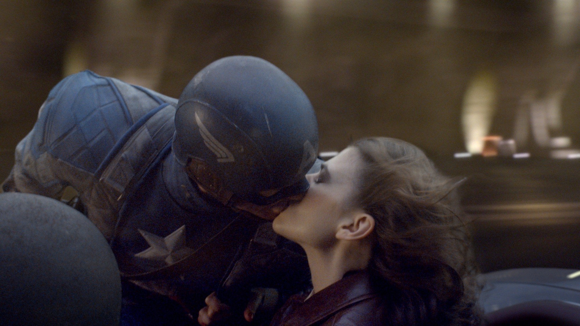 Still of Chris Evans and Hayley Atwell in Kapitonas Amerika: pirmasis kersytojas (2011)