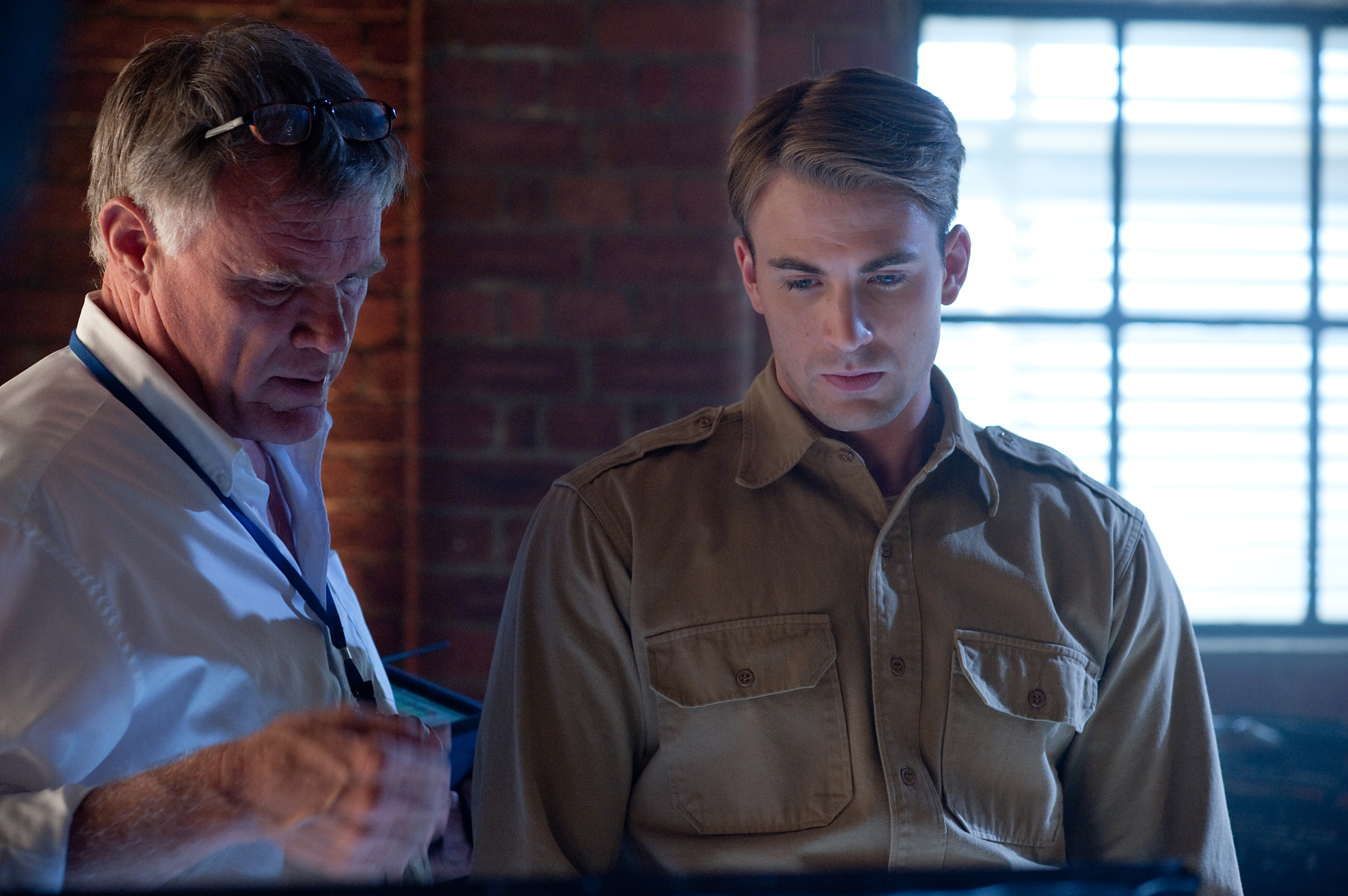 Still of Joe Johnston and Chris Evans in Kapitonas Amerika: pirmasis kersytojas (2011)