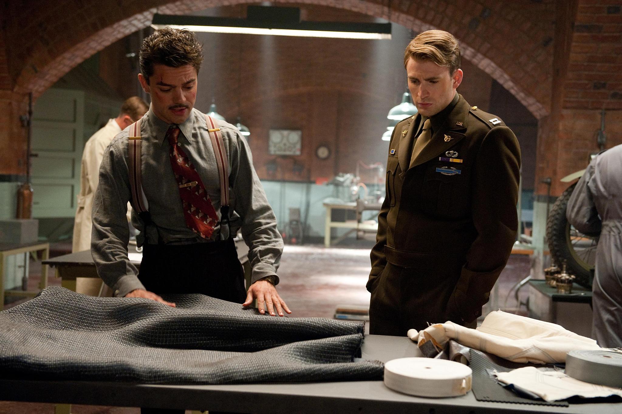 Still of Chris Evans and Dominic Cooper in Kapitonas Amerika: pirmasis kersytojas (2011)